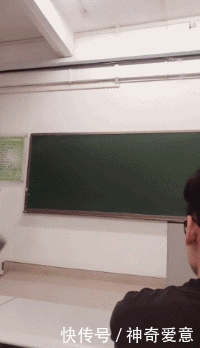  女子|同事的闺蜜，大家都说右边的最漂亮，但我果断选择了白衣女子