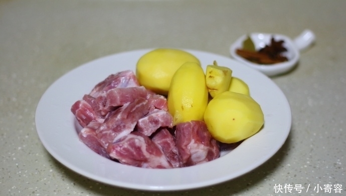 汤汁|土豆炖排骨,这样做,半小时轻轻松松出锅,好吃得连汤汁都不剩