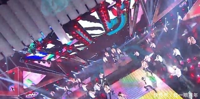 黄晓明|芒果818晚会如大型蹦迪现场,黄晓明跳舞似抽筋,王一博嗨翻全场