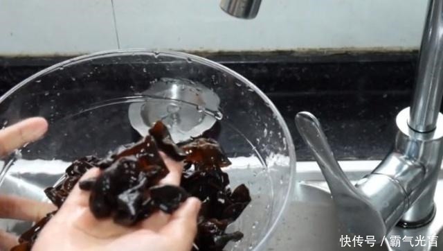 凉水|泡木耳时到底是用凉水还是热水很多人都用错,难怪又硬还不好吃