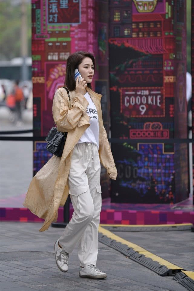 风衣|街拍：美女边走边打电话，休闲风衣的搭配帅气大方
