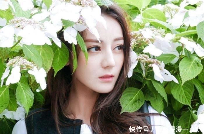 女网友|服务员因长得像热巴而走红, 老板为其加薪, 女网友: 我要旁边的!