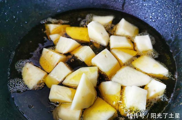  土豆|茄子土豆和青椒做出一盘地三鲜，成本也就5块左右，好吃赛过肉