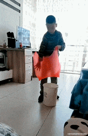 姑娘|搞笑GIF:姑娘,你说的什么?我没听清!