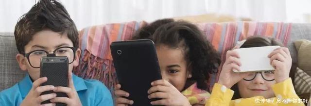 编造事实|女孩考上清华跪谢父母系摆拍，自称正能量有错吗？网友：害人不浅