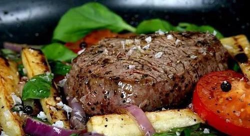 朋友|朋友吃牛排,坚持要十分熟,服务员一脸尴尬,老板却问同行