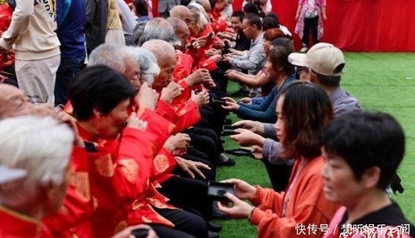 补办|执子之手 与子偕老：28对金婚老人补办婚礼弥补遗憾