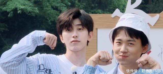 领口|李沁发现领口太大,被男嘉宾围着时救场方式堪比教科书,难怪会火