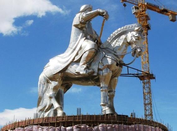 气势|蒙古国花费410万美元，建立最大成吉思汗骑马雕像，气势威严