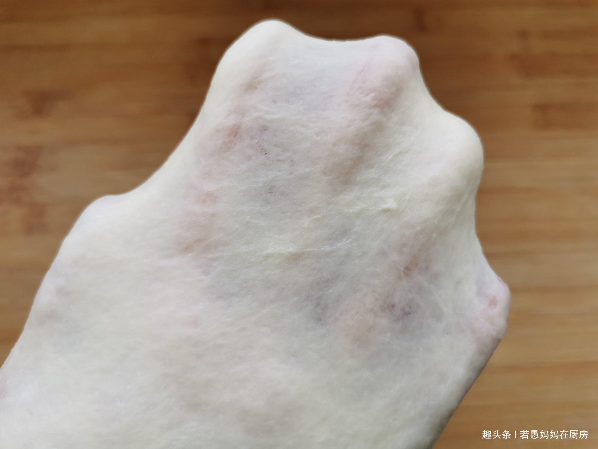 饼铛|自己在家做面包,3个动作15分钟揉出手套膜,烤箱电饼铛都能做