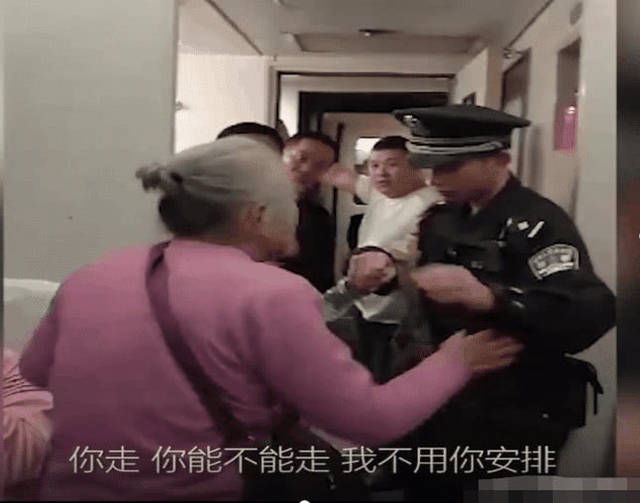 老太太|老太乘火车买无座票，要求他人让座：我是老人，你们要照顾一下我