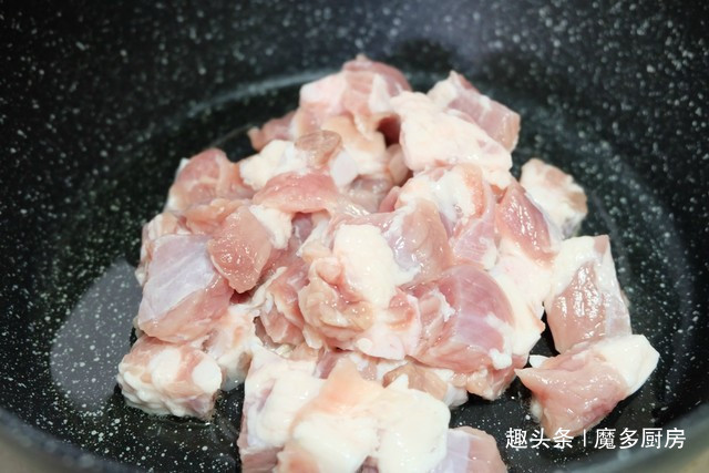 食材|电饭锅只蒸白米饭太浪费,4种食材和大米同煮,有肉有菜香喷喷