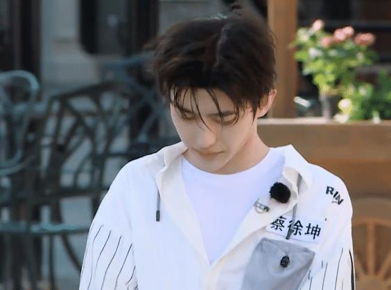 推翻|蔡徐坤游戏故意推翻李晨,沙溢看不下去,暴露跑男团真实关系