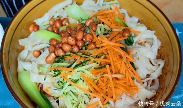 诀窍|凉面怎么做才好吃,诀窍全在调料汁,满满一大碗不够吃