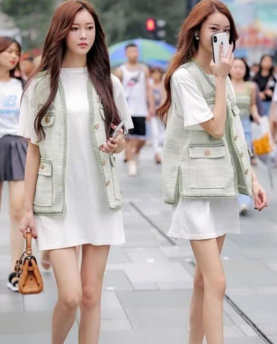 时尚|街拍:面带微笑的小姐姐,黄色卫衣配牛仔裤,青春靓丽气息