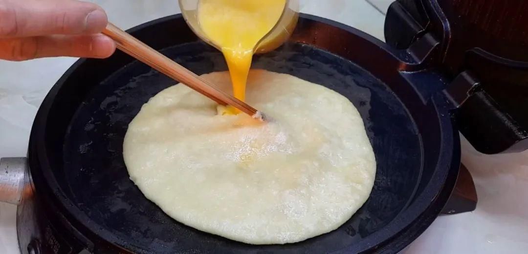  懒人|鸡蛋饼这样做太香了，教你懒人做法，鼓泡零失败，吃过就念念不忘！