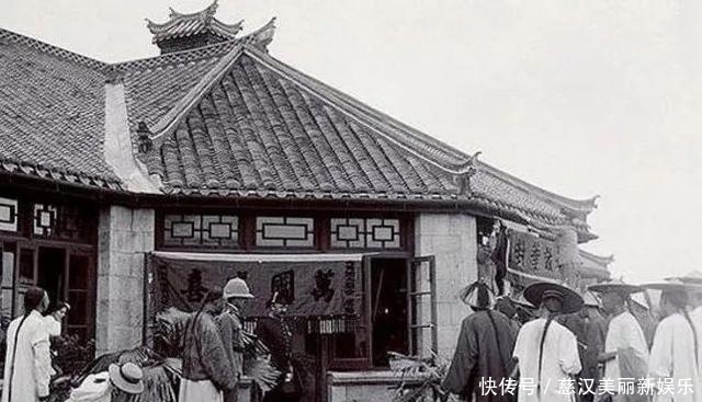 官员|罕见老照片:清朝奴才伺候“洋妞”抽大烟,清朝官员“跪拜”洋人