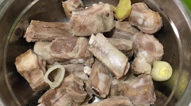  口感|焯排骨用“冷水”还是“沸水”做错了肉发柴，以后别犯这错误了