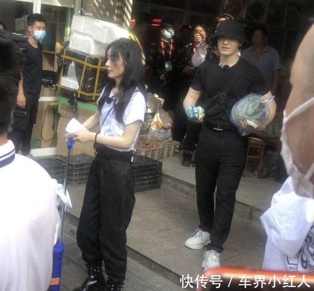 画面|赵丽颖买菜拿笔记账,黄晓明抢她手里的帆布包,两人画面太欢乐