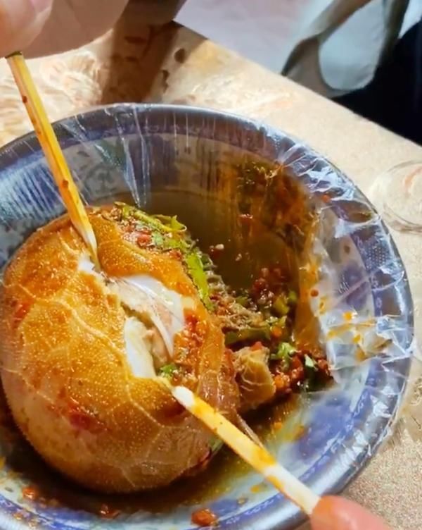 小吃|大爷校街头卖“它”,10元一个圆球球,每天限量5锅,2小时全卖光