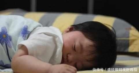 孩子晚上睡|孩子睡觉爱踢被子不一定是热,若是这3种情况,家长要重视