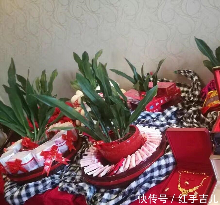 看不到|土豪结婚究竟有多土, 婚礼现场除了钱看不到别的, 真俗!