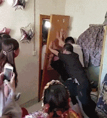  GIF|搞笑GIF：你这脚有毒吧！