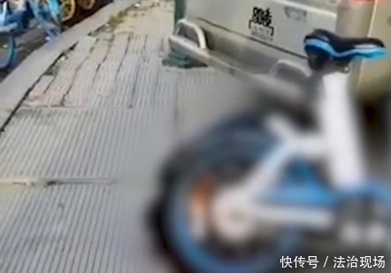 身亡|一男子当街被捅3刀，跪在共享单车旁身亡，疑与瓜贩争地盘所致！