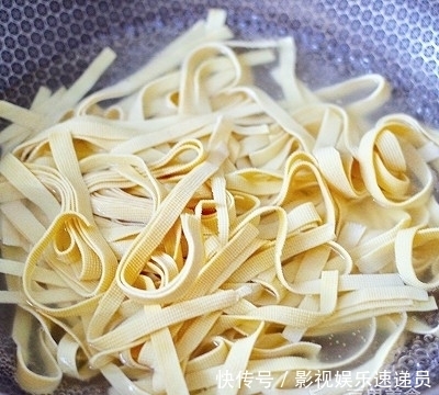 传统|#钟于经典传统味#上汤豆皮青口小白菜