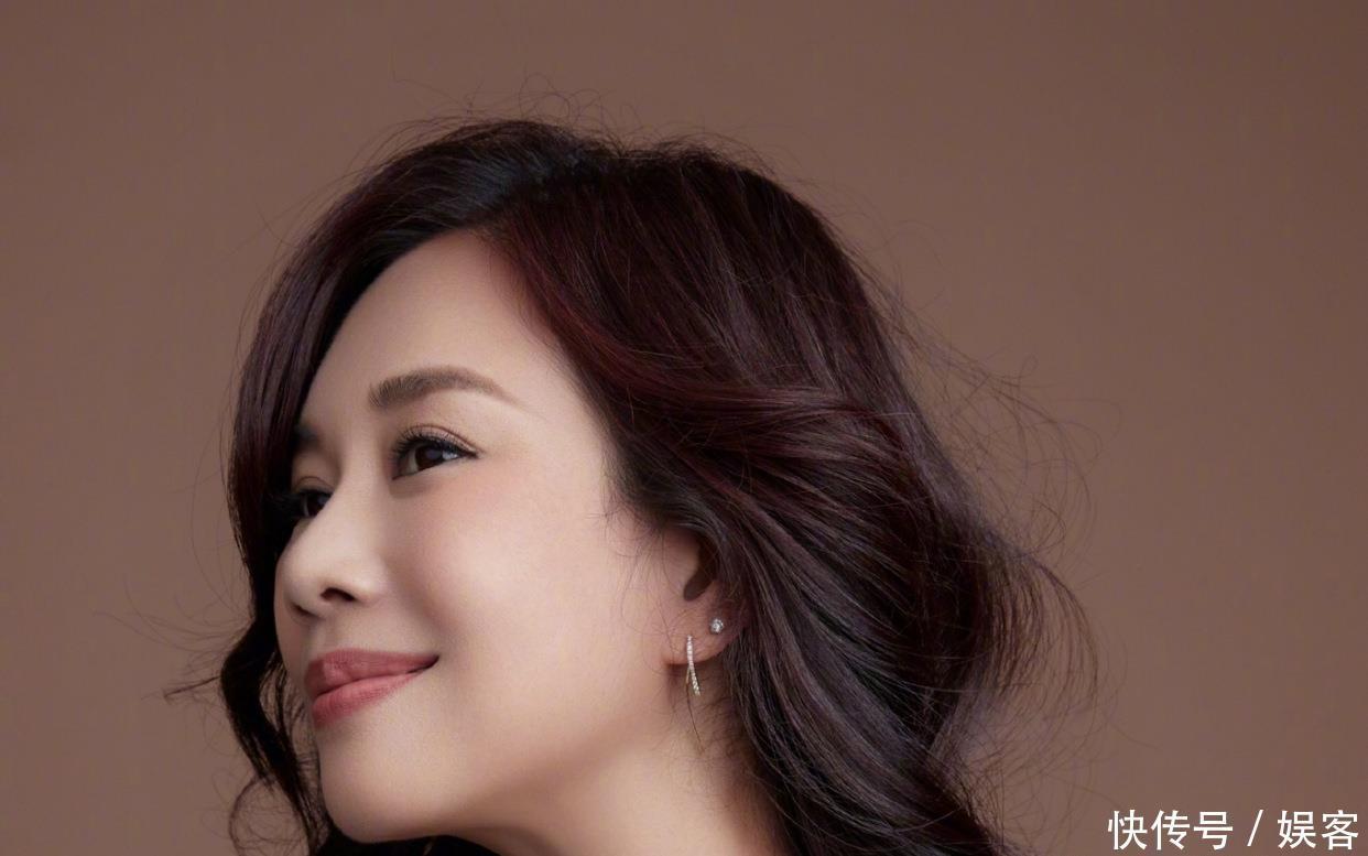  乘风破浪|《乘风破浪的姐姐》引争议，姑姑怒怼“为何拿明星与我比？”