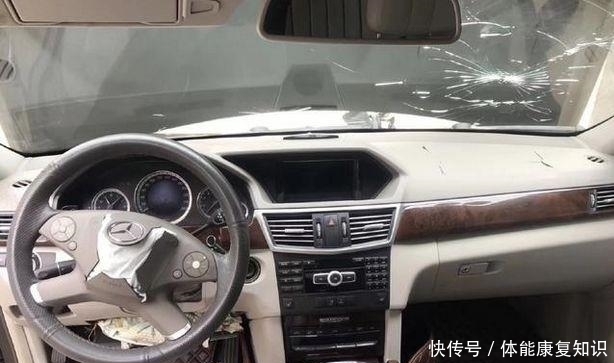 自找|奔驰E300加完油就撞报废，车主索赔，加油站：无理取闹是你自找的