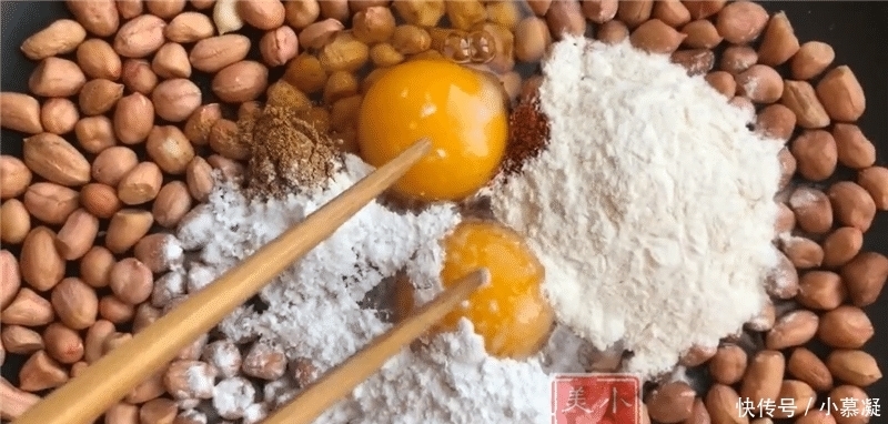  鸡蛋|一碗花生米, 打入2个鸡蛋, 做出来比酒鬼花生还香、还酥脆