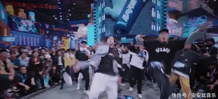 地上|王一博为了节目效果也是拼了,馒头掉到地上也捡起来接着吃