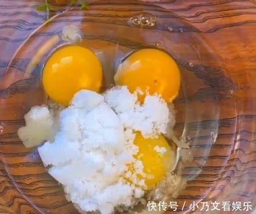  面包|3个鸡蛋1碗面粉，不用烤箱也能做面包，比买的还蓬松暄软，孩子最爱