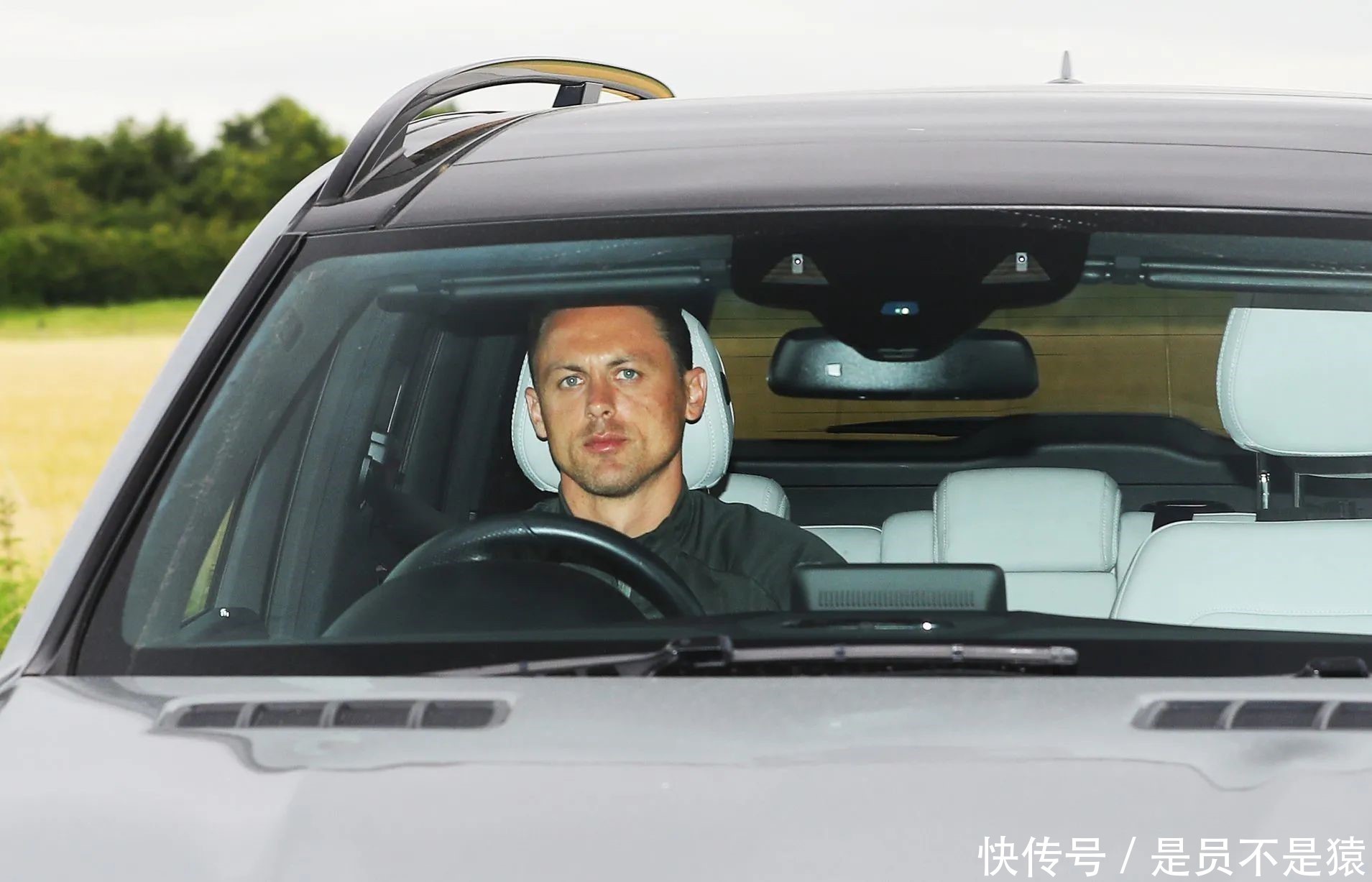  休假|曼联重返训练场备战欧联杯，两劳模仍休假！铁腰豪言明年英超争冠