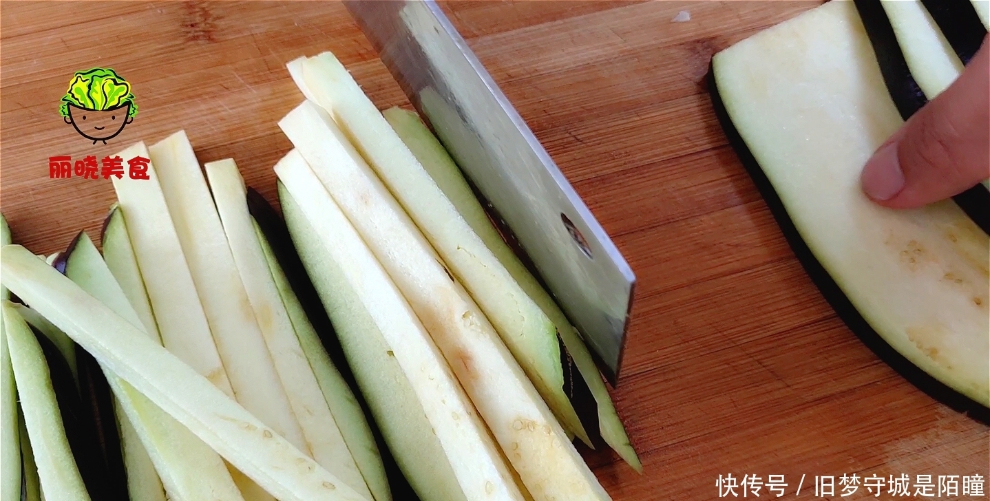 吸油|今天才知道,炒茄子不能先放油,一个小技巧,好吃不吸油,吃不腻