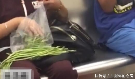 择菜|大妈真勤快，地铁上就开始择菜，下一个动作让人们敬佩