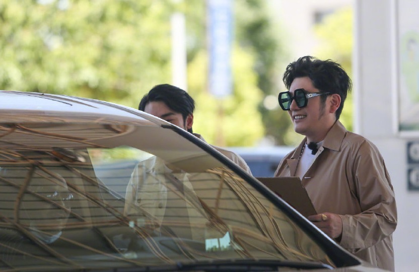 钱枫|《天天向上》王一博归队,拥抱钱枫被弹回来,戳胖肚皮表情超可爱