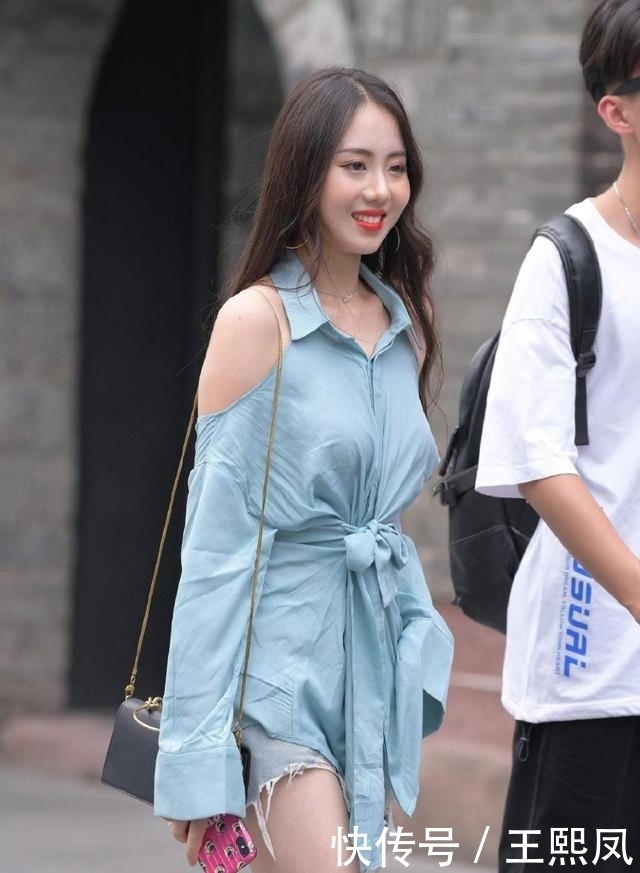 魅力|时尚达人的衬衫装,露肩与露背结合,既清凉又有魅力