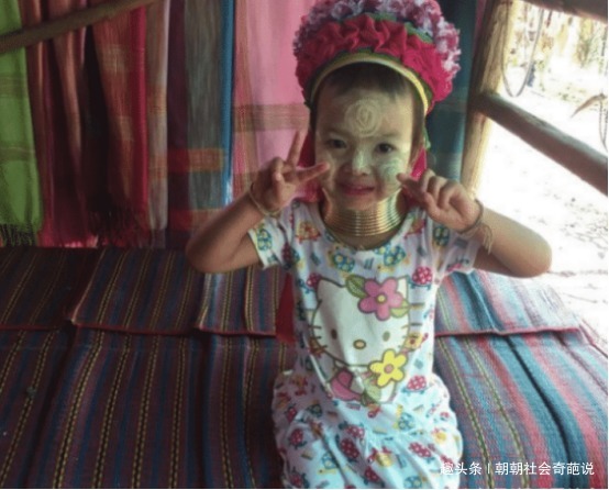 拍照|她们一生只摘三次环,洗澡只能用稻草塞进去洗,靠跟游客拍照为生