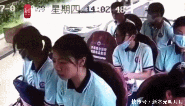  过往|罚！男子开车溅起2米水花，过往车辆行人全遭殃