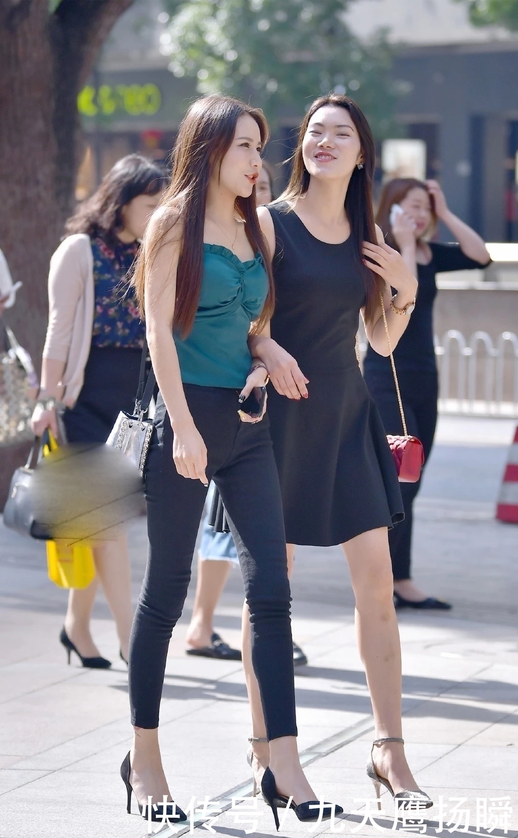  裙子|两姐妹逛街，一个穿裙子，一个穿牛仔裤，你更喜欢哪个