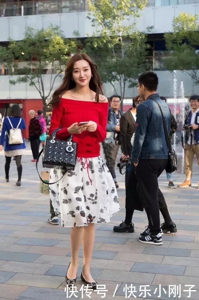 看起来|带着青春与朝气,这位小姐姐的微笑看起来是不是十分的甜美