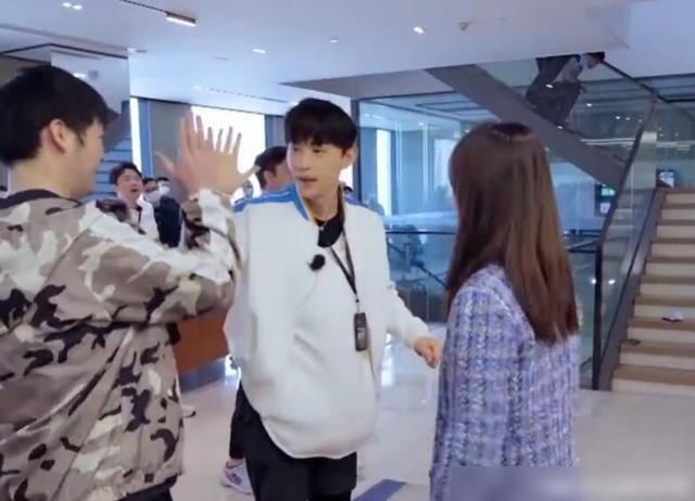 解锁|极限挑战:小岳岳解锁萌萌拳!暴打拳王轻松取胜