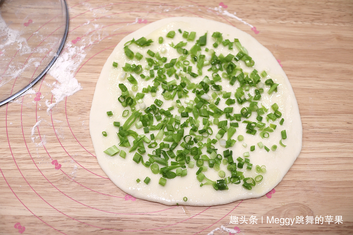  中筋面粉|别争了！外酥里嫩的葱花饼，凉水还是热水揉面跟我学，全会了