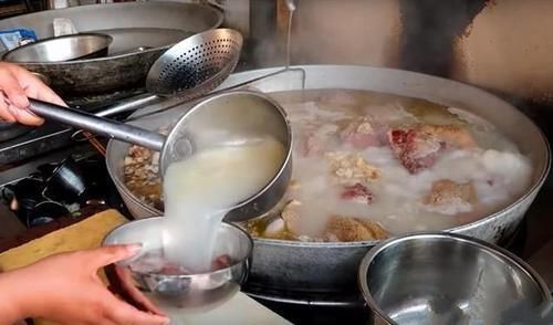 大碗牛肉汤|大妈卖“独特”小吃,一碗15元,不讲价,吃了后悔,不吃更后悔