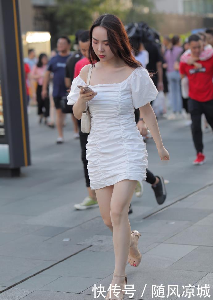 微胖|街拍:白色一字肩短裙,魅力自然散发