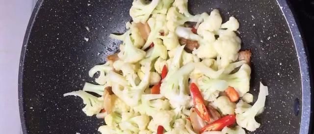 爽脆|家常版花菜炒肉的做法，鲜嫩爽脆营养健康，香辣咸鲜极其下饭