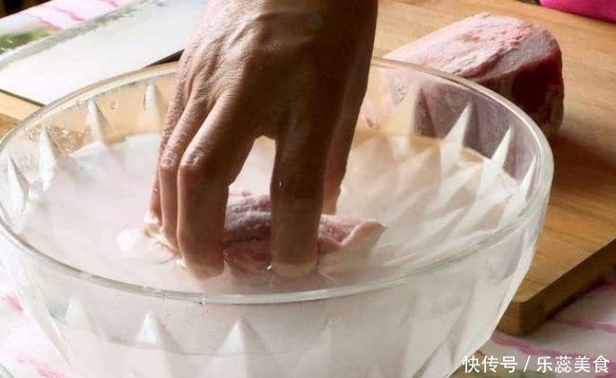 请告知删除|冰柜里的冻肉“硬如石头”?别用冷水泡,只需1步,化肉快不变味