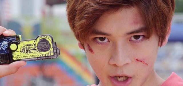 放到|半泽直树被日本网友调侃是假面骑士，放到变身场景中竟毫无违和感